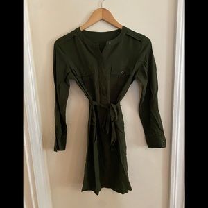 Size 0 Banana Republic green dress. Mini in length. 3/4 sleeve 3/4 button down